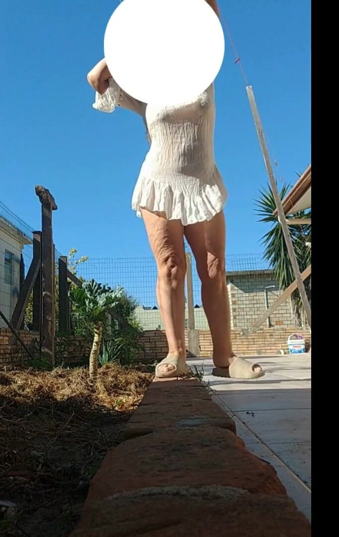 Priscila: Ibu tiri saya menunjuk-nunjuk di taman tanpa seluar dalam