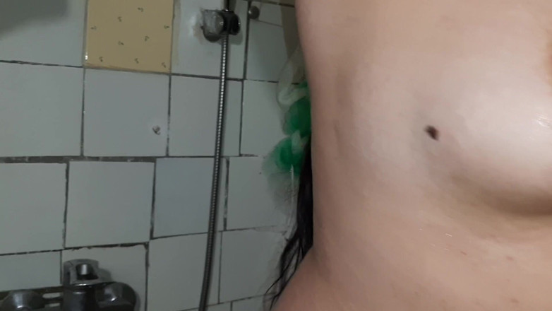 Lesbian-illusion: J’ai fait pipi dans sa bouche puis elle m’a léché...