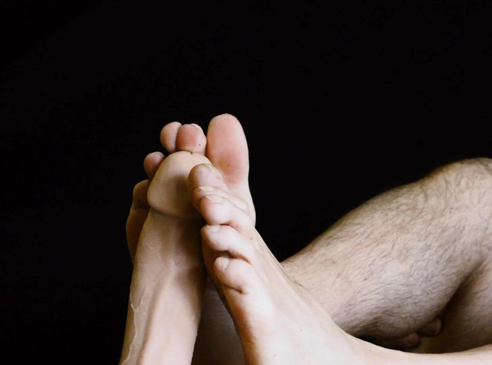 Cam Crest: Un arrapante footjob con chiacchiere sporche