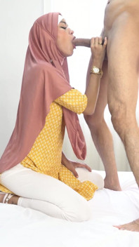 Perempuan jalang Muslim berhijab dihanyutkan selepas kongkek keras