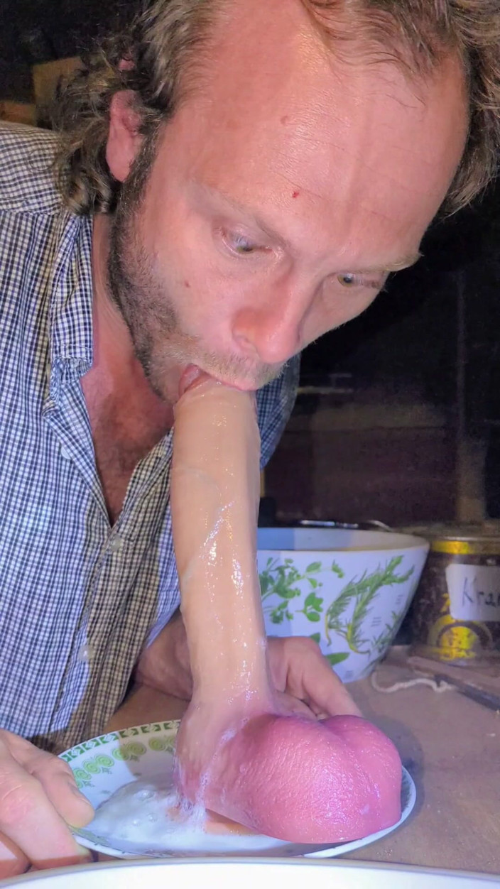 Deepthroat Madness: Ağır çekimde ıslak tükürük dildo gırtlağına kadar alıyor (bölüm ii)
