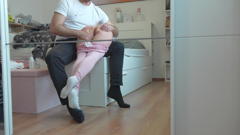 LittlePinky140: Fund pălmuit și degetat - Am ejaculat extrem de tare cu gemete...