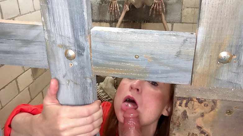 Lily kink: 刑務所の看守にフェラをする