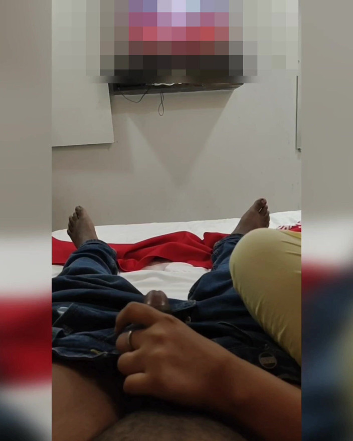 Trisha Hotness: Trisha se joacă cu pula în timp ce vorbește la telefon