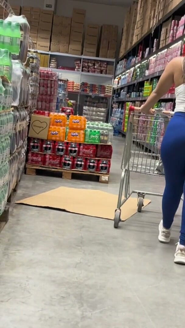 AngelNovinha: Shopping in Tight Pants