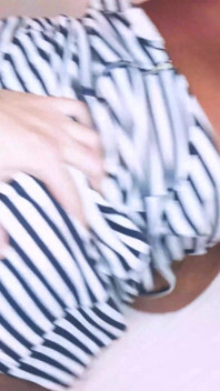 Duduk dan menikmati wanita hitam yang cantik dan seksi