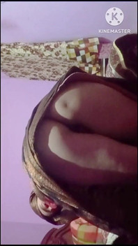 Ibu tiri India memijat pantat montoknya yang seksi