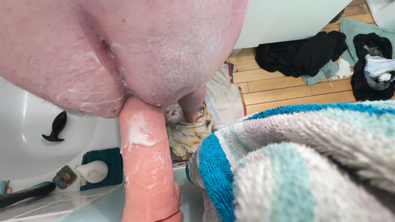 Charlieboy69: Berijdend enorme 35 cm koning pik dildo weer