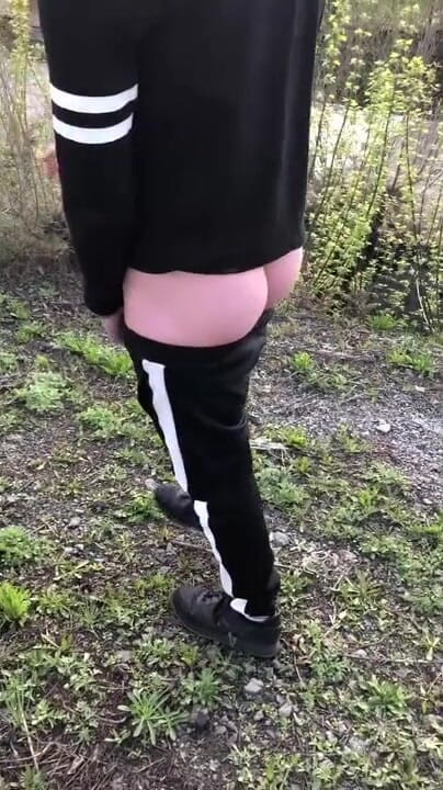 Dick Boys Studio: Extremo. Masturbándose su gran polla en la estación de tren
