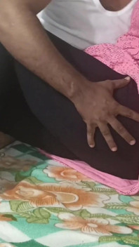 Esposa fofa compartilha cama com vizinho quando o marido não está em casa