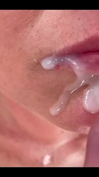 Kouřím mu, když se dívá na moje porno video a sperma na můj obličej a do úst  
