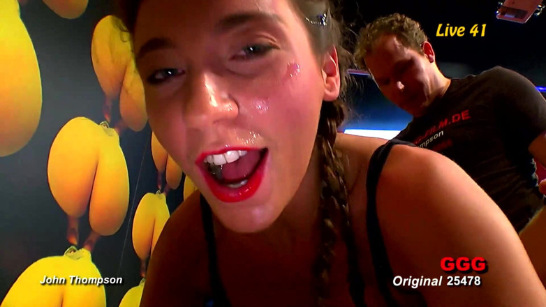 GGG John Thompson Studio: Ggg - Blond MILF s velkými prsy je gangbangována skupinou kluků...