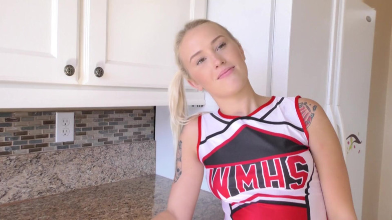 Hefburg: Une pom-pom girl blonde au gros cul