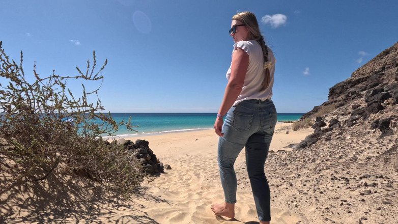 Emma Voyeur: Casual strandplassen - spijkerbroek nat maken buitenshuis