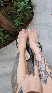 Süße Füße in Flip-flops Auf Der Straße