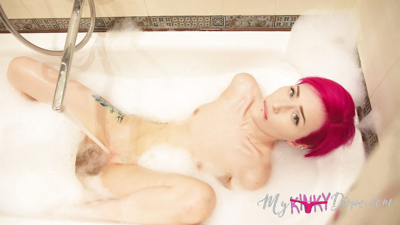 Mysweetalice: L'ora del bagno con la masturbazione Mysweetalice aka Mykinkydope