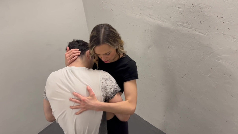 Serenity Cox: Yoga pantolonlu açık havada iki adam tarafından merdiven boşluğunda sikiliyor...