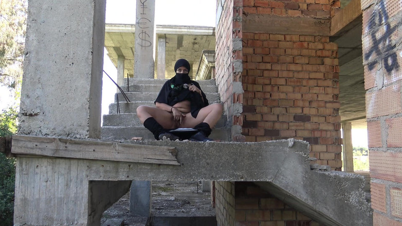 Souzan Halabi: ヘリオポリスの有名な妻が乳白色の胸を抱え、オフィスを閉めて自分を喜ばせるために外に出る