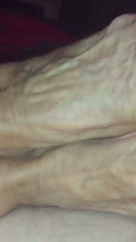 Ciocia Ann uwielbia dawać footjob rano