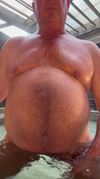 Un Peu De Douche Et Plus De Jeu Dans Le Bain À Remous