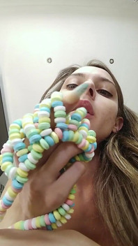 Chloe Toy - chehre par baithne vaali Candy Girl