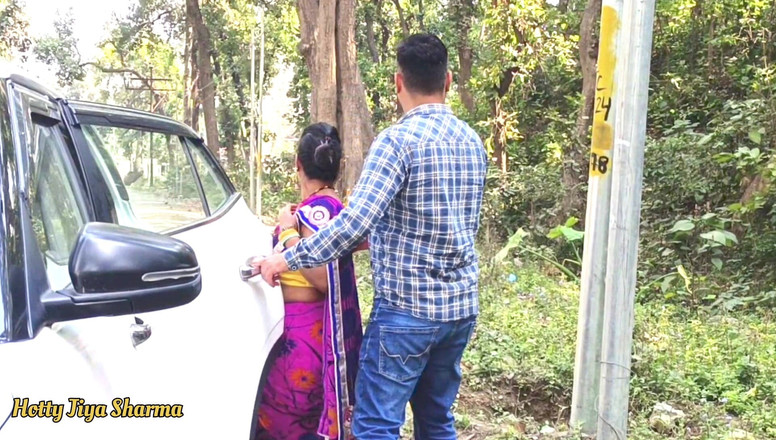 Desi Club House: 마을 밖에서 섹스하기 위해 의붓딸을 붙잡은 계부