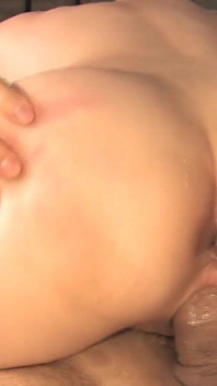 Asiatische lustspiele szene-3 japanische brünette kana mimura genießt doppelpenetrations-dreier und sexspielzeug