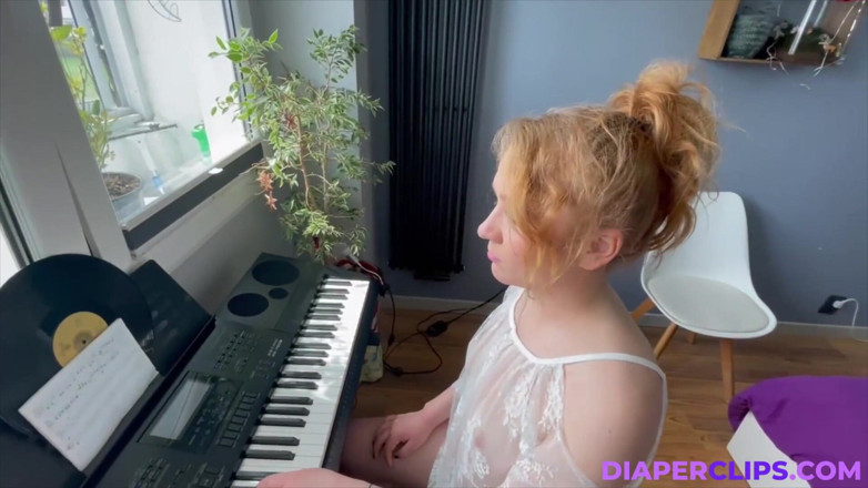 Nicole White: Tocando no Teclado.