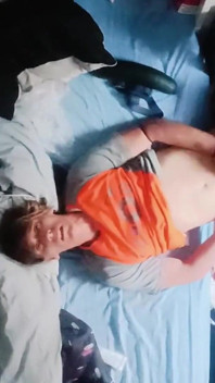Junger mann öffnet seinen arsch bei der arbeit