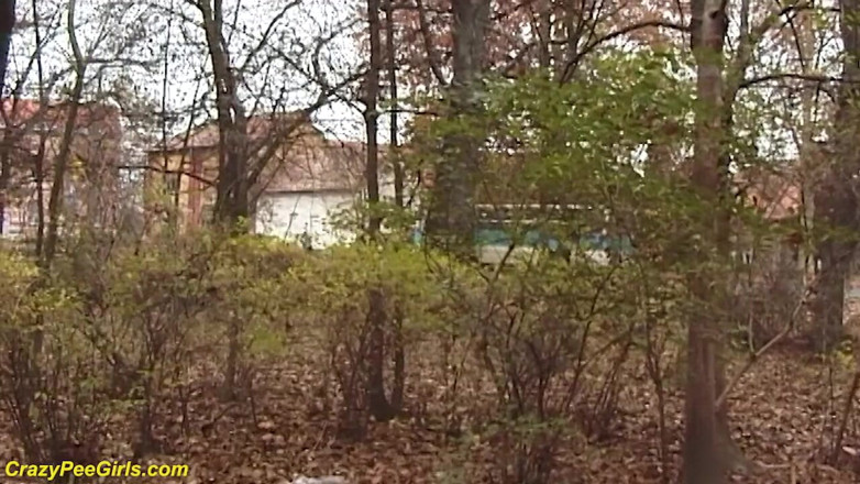 Crazy pee girls: Молода краля писяє в парку