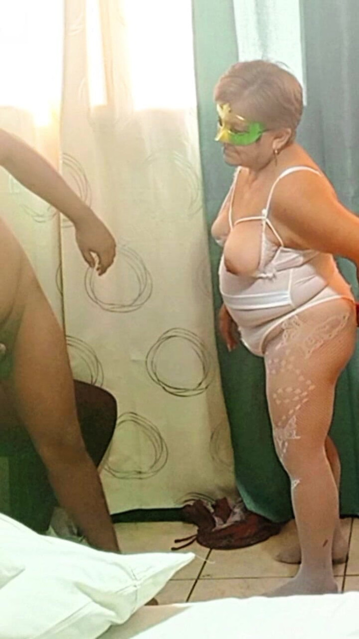 Sofixxx: Une demi-sœur et sa belle-mère sucent une bite quand nous...