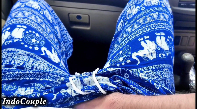 Indo Couple: ヒジャブを着用したセクシーで魅力的な学生の妻が、ジャカルタの大学から彼を招待しました。彼女は車のそばで私のチンコを弄っていました