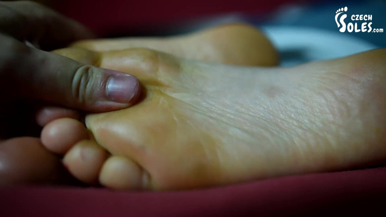 Czech Soles - foot fetish content: Wróżka domowa pełzająca u stóp Anny w łóżku