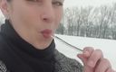 Katerina Hartlova: Aku suka bermain dengan es di musim dingin, menjilati mereka...