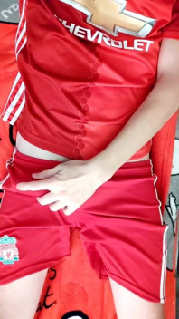 축구 장비를 착용한 트윈크 저크 오프