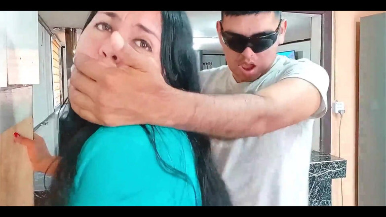 BBW Kelly Mom: Jävla min styvmors läckra fitta i köket.