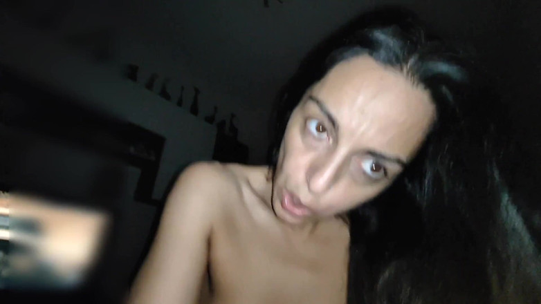 Ferrero anal experience: 잠옷을 입은 마누라가 방에서 남편이 침묵하는 동안 친구를 따먹어