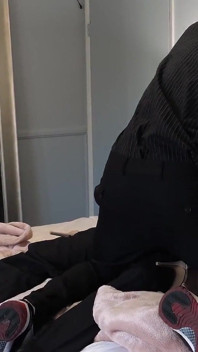 En annan het fru på sängen blir läs