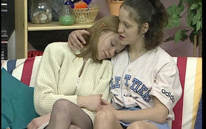 YOUR FIRST PORN: Lesbische Schulmaedchen wichsen Zusammen - 女同性恋女大学生一起撸管