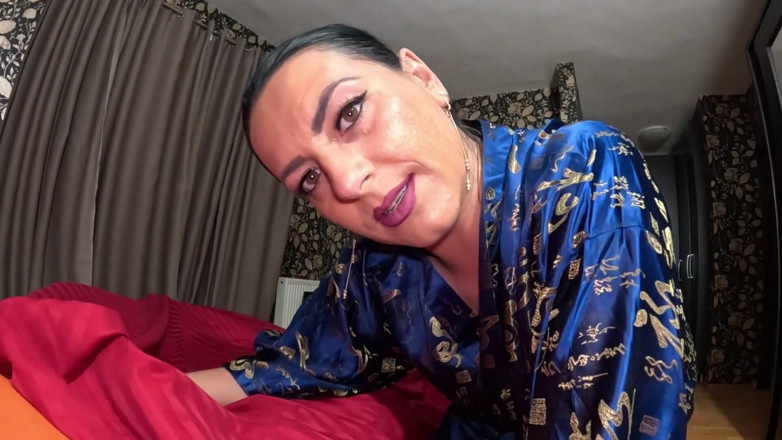 MilfyCalla: 一个放荡的艺妓吮吸鸡巴并玩精液 274