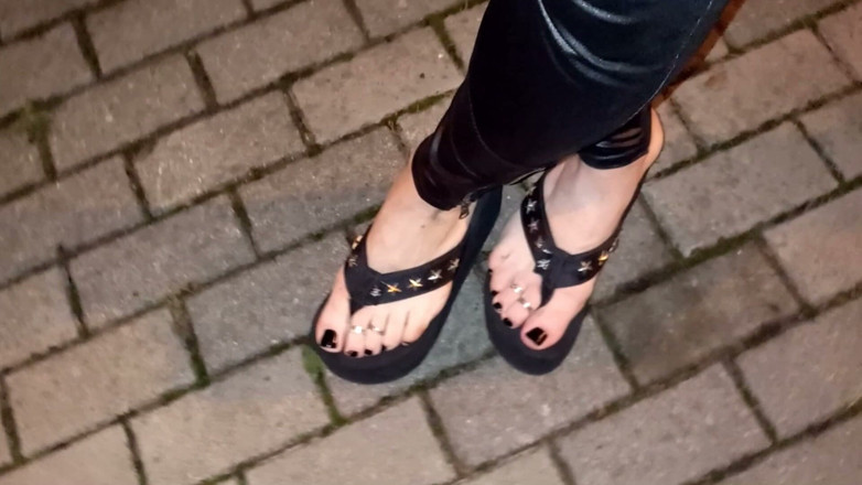 Heelex: Seksi ayaklı sevgili gece yürüyüşünde