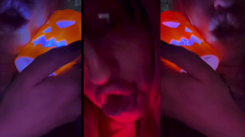 FinDom Goaldigger: Banci tidak pergi toilet. Banci kencing di celana dalam.