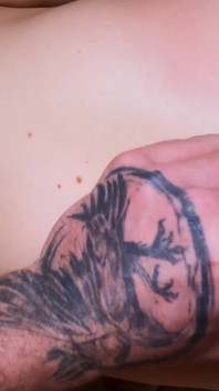 O fată de 18 ani experimentează un orgasm puternic!