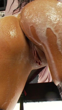 Milf calde in lingerie si toccano dopo aver versato la birra su tutti i loro odi