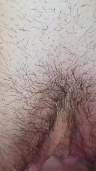 Lite sperma rinner ut ur min fitta