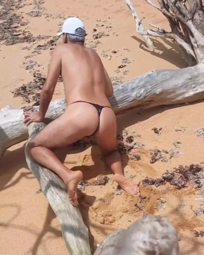 Ladysilvas: レディシルバがビーチでセクシーなパンティを見せる