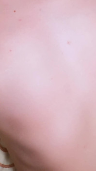 ¡Una chica de 18 años experimenta un poderoso orgasmo!