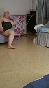 Tlustá žena si prstí kozy a kundičku rukama