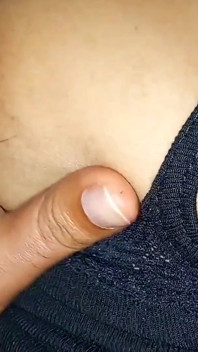 Baise la chatte poilue de ma demi-sœur noire jusqu’à l’orgasme et une éjaculation
