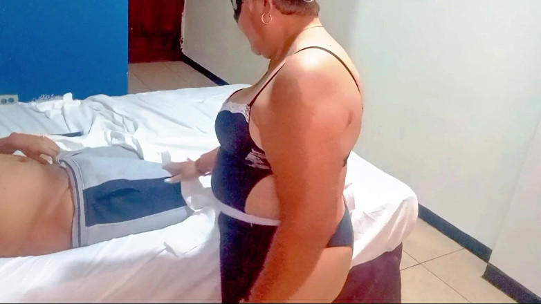 Sofixxx: Das zimmermädchen kommt ins zimmer und findet mich halbnackt.